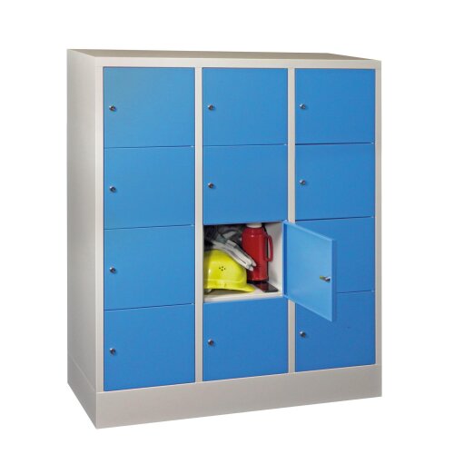 Schliessfachschrank 152 cm hoch, 12 Fächer, Abteilbreite 400mm, auf Sockel