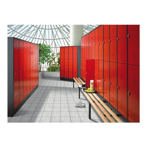 Spind Classic mittig schliessend auf Sockel, 4 Abteile für 2 Personen, Abteilbreite 300mm